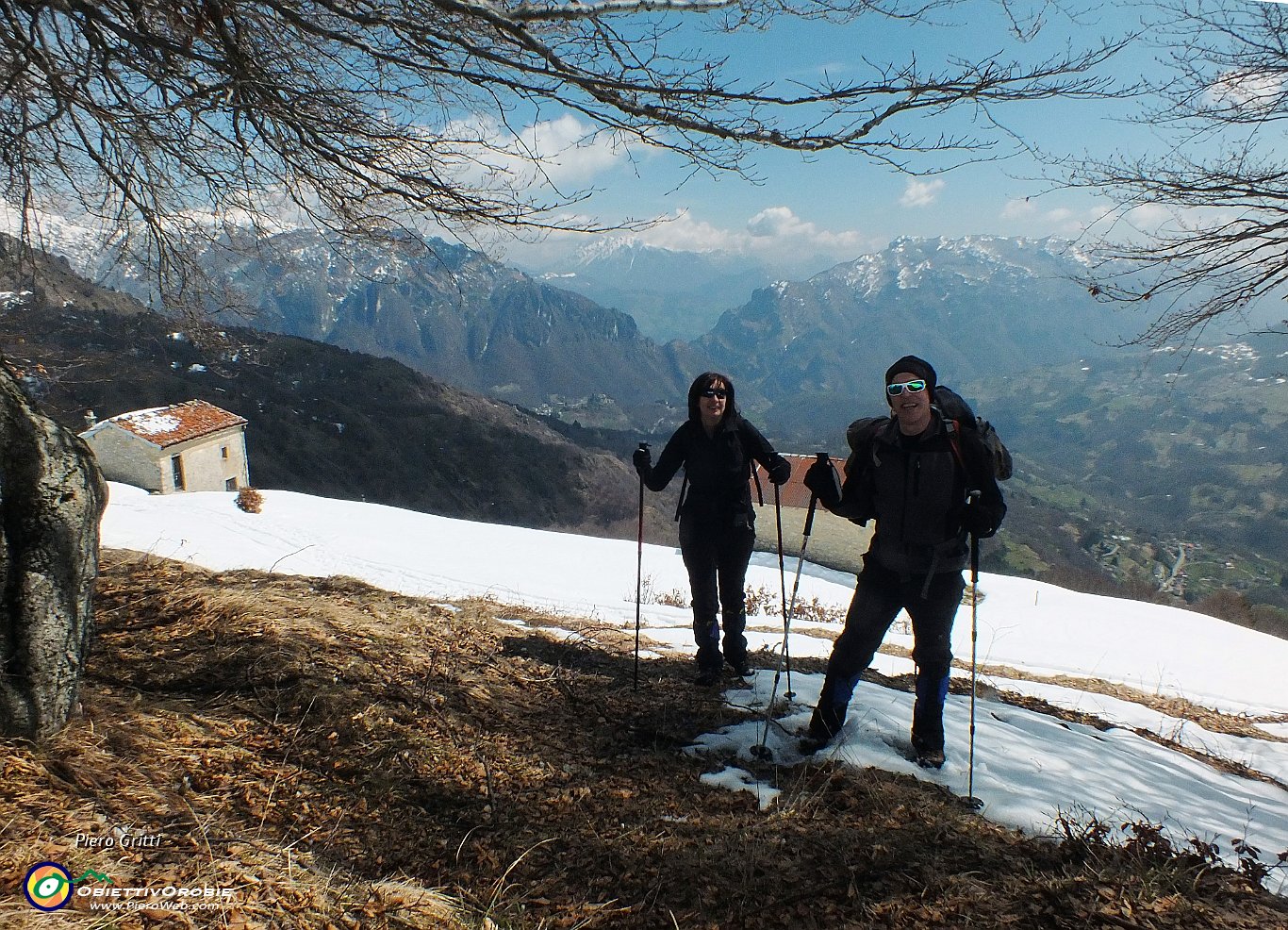 35 saliamo per ripidi prati innevati....JPG